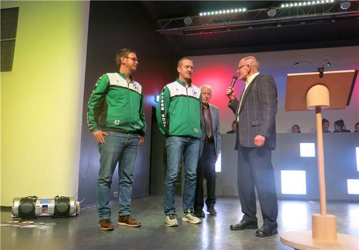 Der Freizeit-Sportverein Merkelbach hat seit Juli 2015 Flüchtlingen und Asylbewerbern die Möglichkeit geschaffen, am regelmäßigen Training und an den Spielen der Kreisliga teilzunehmen.