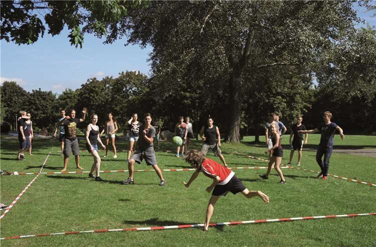 Der Freizeitpark in Rheinbach lud zum Völkerball geradezu ein.