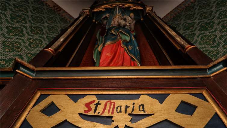 Der Freundes- und Förderkreis will das ursprüngliche Holzornament samt „Maria“-Schriftzug am Marienaltar rekonstruieren lassen, damit dieses Laubsägeprovisorium wieder verschwinden kann.