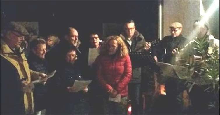 Der Freundeskreis HFdDK sang zusammen mit den Gästen Weihnachtslieder.