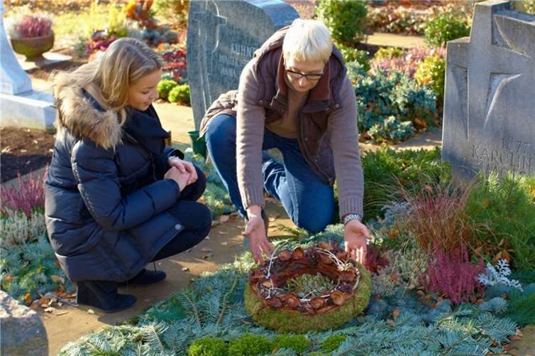 Der Friedhof erblüht in herbstlich warmen Tönen: Zu keiner anderen Zeit sind Friedhöfe so stimmungsvoll wie an den Totengedenktagen.Foto: GdF