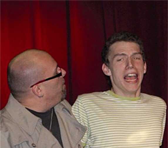 Der Friedhofswärter Geyermeier hält Anton für einen Vampir.privat