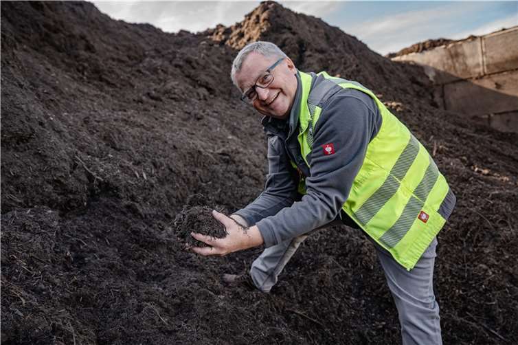 Der Frischkompost dient zur Bodendüngung und Bodenverbesserung, etwa als Wasserspeicher.  Foto: Bernhard Risse / Kreisverwaltung Ahrweiler