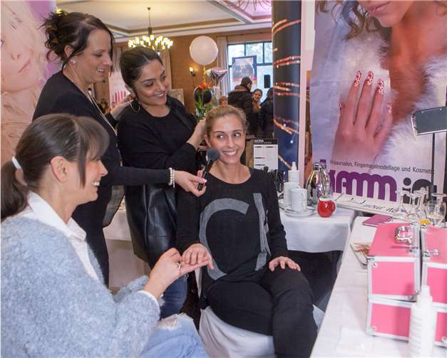 Der Friseursalon „kamm in“ von Nicole Rückel-Henn bietet mehr als nur Haarstyling, hier kann sich die Braut auch die perfekte Kosmetik und Fingernagelmodellage gönnen. Fotos: -Jost-