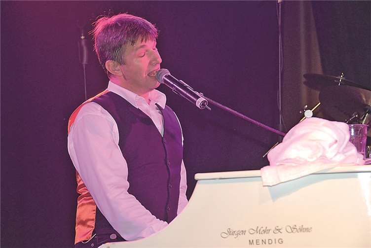 Der Frontmann Hubby Scherhag am Klavier. privat