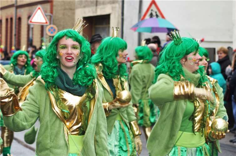 Der Froschkönig auf der Suche nach der goldenen Kugel.