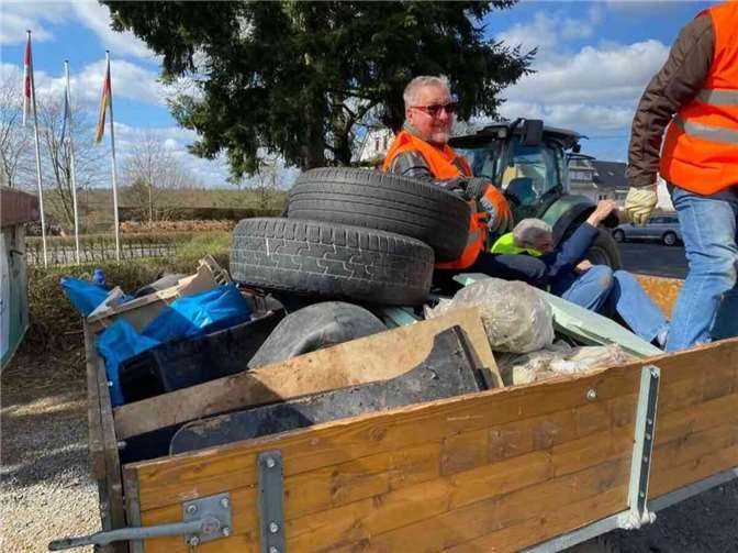 Der Frühjahrsputz in Kleinmaischeid war erfolgreich.Fotos: privat