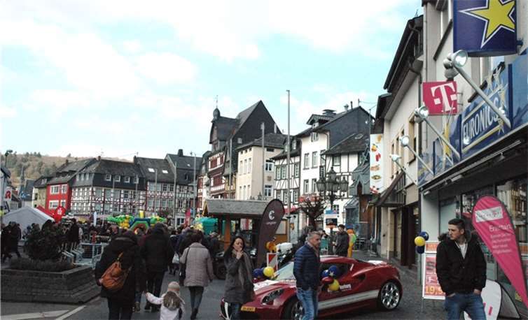 Der Frühlingsmarkt in Adenau lockte wieder viele Besucher in die Johanniterstadt.UM