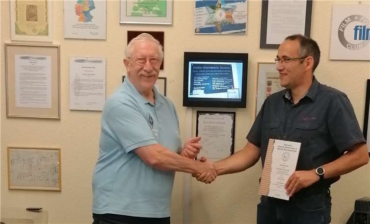 Der Funkamateur Michael Degen (re.) erhält für sein Engagement im OV-Ahrweiler die Ehrennadel des DARC-Distriktes Rheinland-Pfalz aus der Hand des OVV Peter Wiebusch.Foto: Linus Wiebusch