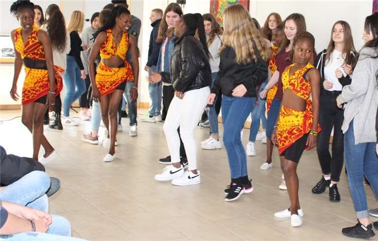 Der Funke sprang über: Begeistert ließen sich die Schüler von den Tänzern aus Nairobi mitreißen. Foto: privat