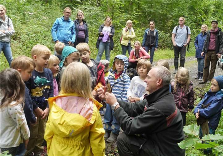 Der Fuß vom Reh, das Geweih vom Hirsch, ein Schädel – Detlev Nauen hatte ein mobiles Museum im Rucksack verpackt und teilte seine Geheimnisse gerne. Diese Westerwald-Kinder wissen jedenfalls jetzt, wie Rehe und Hirsche Gras abrupfen (nicht beißen!) und kauen. Foto: privat