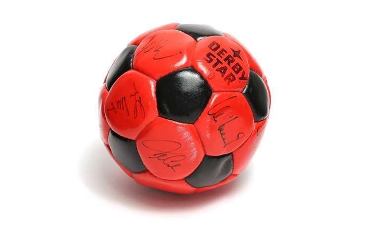 Der Fußball wurde von den WM Siegern 1974 unterschrieben.