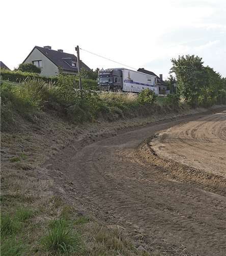 Der Fußweg entlang der L 163 wird in Kürze fertigstellt.