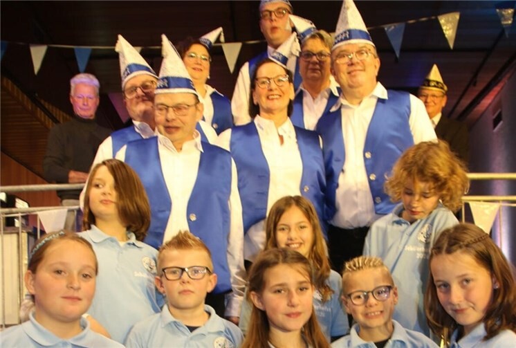 Der GOK-Präsident Marcus Bolzhauser präsentierte den Schülerprinzen David Goldmann und dessen Hofstaat.Foto: Gerhard Barz