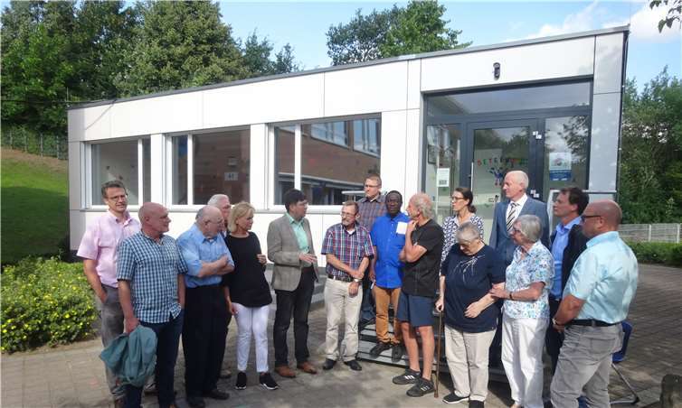 Der GSG-Aufsichtsrat machte sich ein Bild vom Pavillon an der Grundschule auf dem Heddesdorfer Berg nach der ersten Praxisphase.Stadt Neuwied