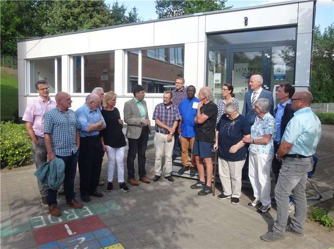 Der GSG-Aufsichtsrat machte sich ein Bild von der hochwertigen Pavillon-Bauweise an der Grundschule auf dem Heddesdorfer Berg. Stadt Neuwied