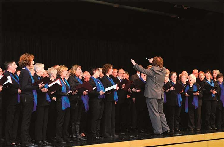 Der GV Germania auf der Bühne der Hummerich-Halle in Plaidt.