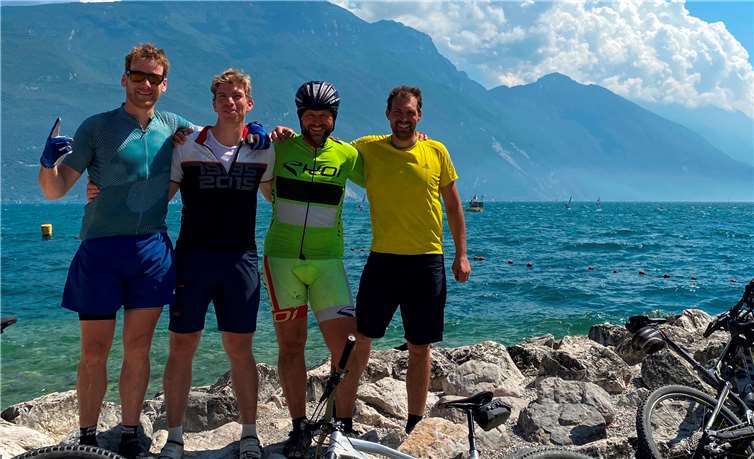 Der Gardasee! Ziel erreicht in einer Woche nach 485 km und 14.900 absolvierten Höhenmetern! Im Hintergrund ist der Monte Baldo zu sehen. Es strahlen (v.l.): Philip Lauber, Jendrik Graß, Sven Dau und Michael Hoben.