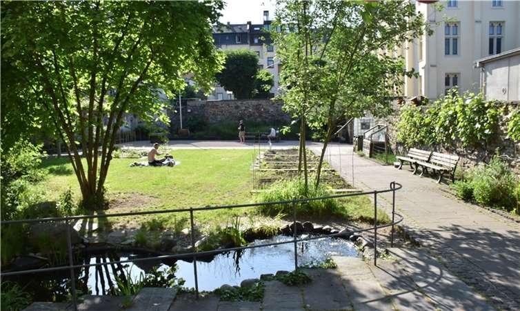 Der Garten Herlet ist in der Koblenzer Altstadt eine grüne Oase zwischen den Häusern. Foto: HEP