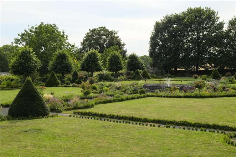 Der Garten der Abtei Rommersdorf ist eines der Ziele der Stadtführungen der TI Neuwied im Spätsommer.Foto: Maxie Meier