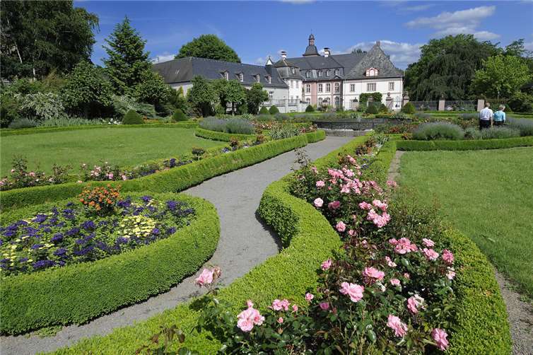 Der Garten der Abtei Rommersdorf ist eines von fünf Zielen der Stadtführungen der TI Neuwied im Juli.Foto: Dieter Bollmann