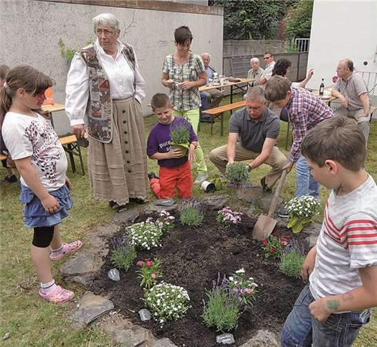 Der Garten wird mit neuen Pflanzen versehen.