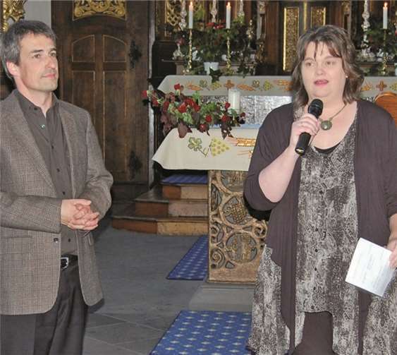 Der Gast-Organist Dan Zerfaß und die Moderatorin Christel Fassian-Müller nehmen die Ovationen der Gemeinde entgegen.FA