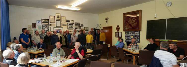 Dringender Appell an die Mitgliedsvereine Der „Gastgeber-Chor“ MC Bachem unter dem Dirigat von Hans-Albert Jahn beginnt - der Tradition folgend - die Versammlung mit zwei Gesangsstücken. Foto: Klaus Geck