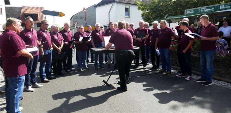 Der Gastgeberchor mit Chorleiter Jürgen Hofstötter. Fotos: privat