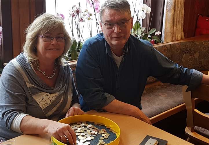 Der Gastwirtkollege Peter Quirmbach und die Inhaberin des Gasthauses „Zur Aubach“ Silvia Hofmann beim Leeren der Sammeldose. Foto: privat