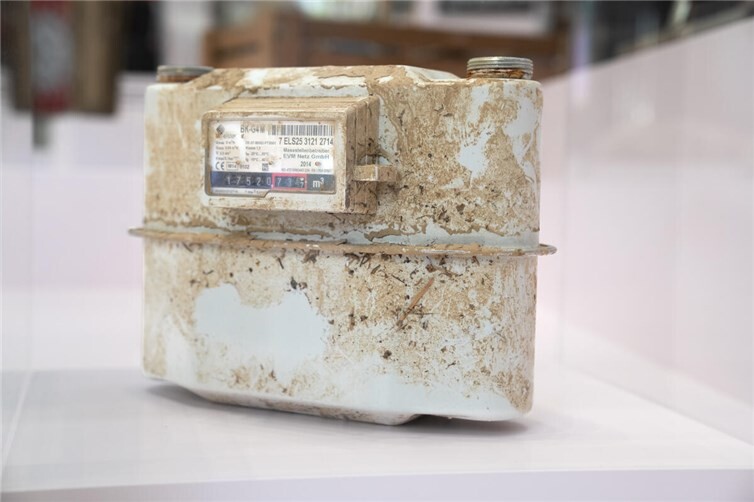 Der Gaszähler erinnert an die Flutkatastrophe im Ahrtal und ist im Raum mit Bezug auf den Klimawandel ausgestellt. Marcelo Peerenboom von der evm hatte ihn im Oktober 2021 dem Haus der Geschichte überreicht. 