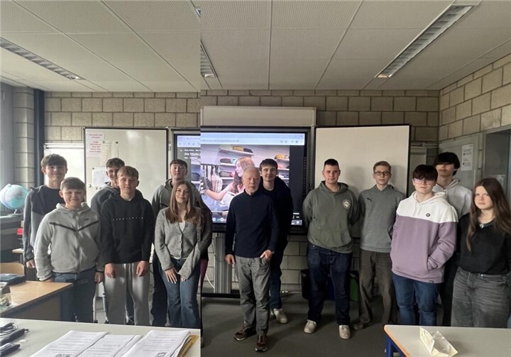 Der GePoLi-Kurs 9 beschäftigte sich unter der Leitung von K. Hermann Amthauer, dem Bildungsreferenten des Weltladens Linz, mit der Unterrichtseinheit „Augen auf beim Kleiderkauf“.  Foto: Marita Palm