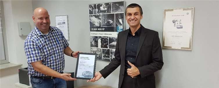 Der Gebietsleiter Service Qualität der Audi AG Herr Michael Schinko und Serviceleiter Herr Stefan Kloth bei der Übergabe der Urkunde. Foto: privat