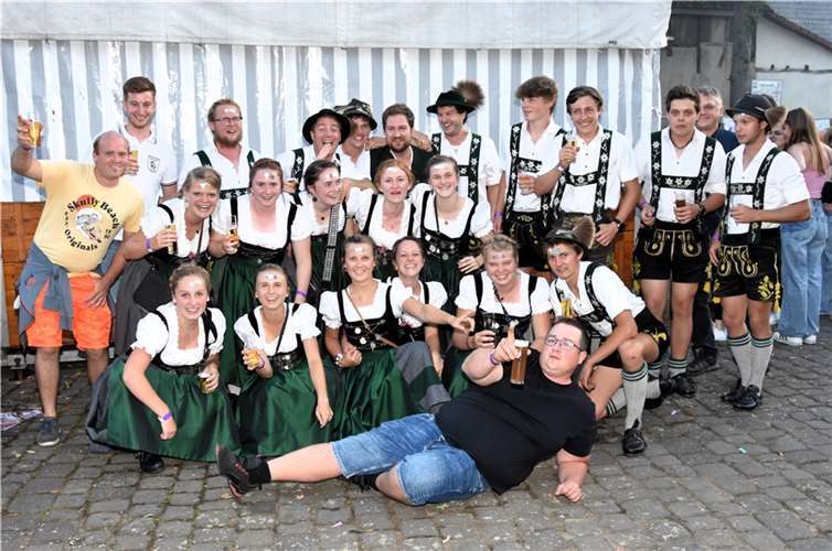 Der Gebirgstrachten und Heimatverein aus Blaichach im Allgäu überraschte die Flerzheimer Junggesellen. Fotos: EICH