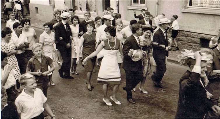 Der Geburtsjahrgang 1943 beim Kirmeszug 1963.