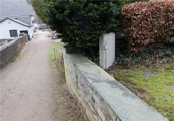 Der Gedenkstein steht bis jetzt sehr versteckt, war von einer Hecke überwuchert und kaum zu erkennen.