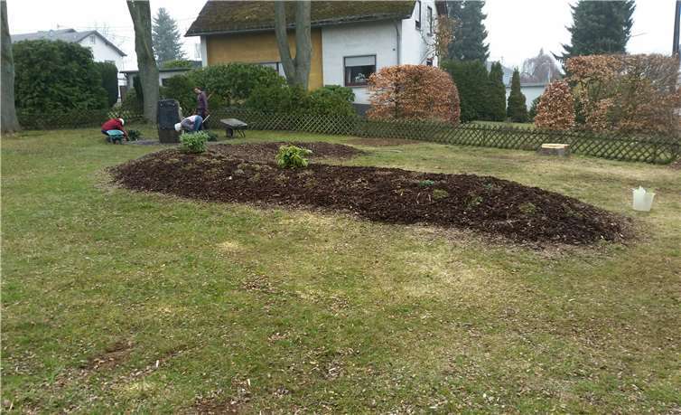 Der Gedenkstein wurde „aufpoliert“, am bepflanzten Wall wurde Unkraut beseitigt und Rindenmulch aufgefüllt. Fotos: privat