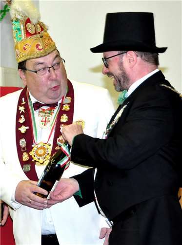 Der Geehrte Walter Geisen (links), legte Wert auf die Feststellung, das mit ständig wechselnden Partnerinnen, nur die auf der Bühne gemeint wären.