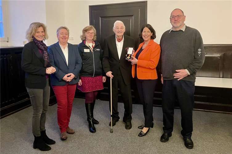Der Geehrte und die Gratulanten (von links): Landtagsabgeordnete Anna Köbberling, Bürgermeisterin Ulrike Mohrs (MdL), stv. ADFC-Landesvorsitzende Amelie Döres, Jo Schaefer, Verkehrsministerin Daniela Schmitt und Sprecher des ADFC-Kreisverbandes Koblenz/Untermosel Gerd Engel.  Foto: ADFC/Geifes