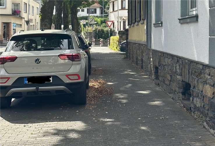 Der Gehweg in der Hans-Böckler-Straße bleibt frei, auch das vom Eigentümer an seinem Haus angebrachte Verbotsschild hat keinerlei Wirkung.Foto: Stadt Neuwied / Ulf Steffenfauseweh