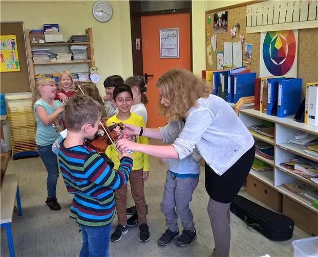 Der Geigenunterricht war für die Kinder viel zu schnell vorbei und sie freuen sich schon auf die Fortführung.