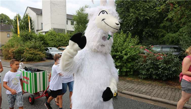 Der Geißbock, dasStromberg Maskottchen im Umzug am Samstag.