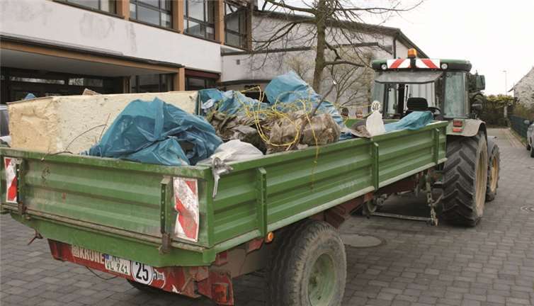 Der Gemeinde-Anhänger füllte sich reichlich mit Unrat.privat