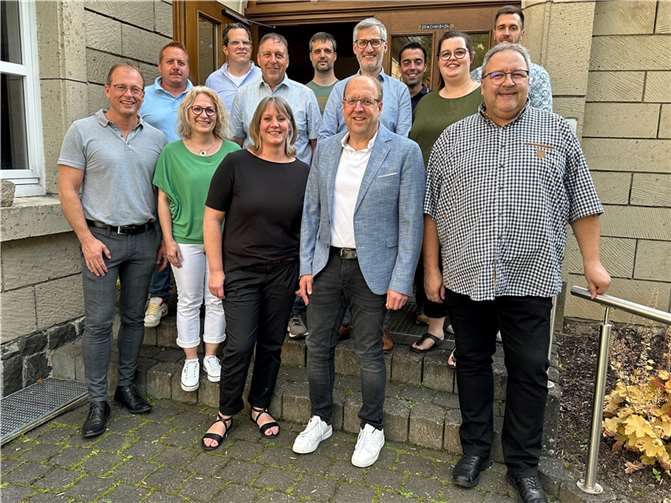 Der Gemeinderat Volkesfeld mit seinem neuen Ortsbürgermeister Rudolf Schüller (vorne, 2. v. r.), den Beigeordneten Thomas Schmitt (vorne rechts) und Silke Schlich (vorne, 3. v. r.) sowie Jörg Lempertz (vorne, links), Bürgermeister VG Mendig.  Fotos: Stefan Pauly/VG-Verwaltung Mendig