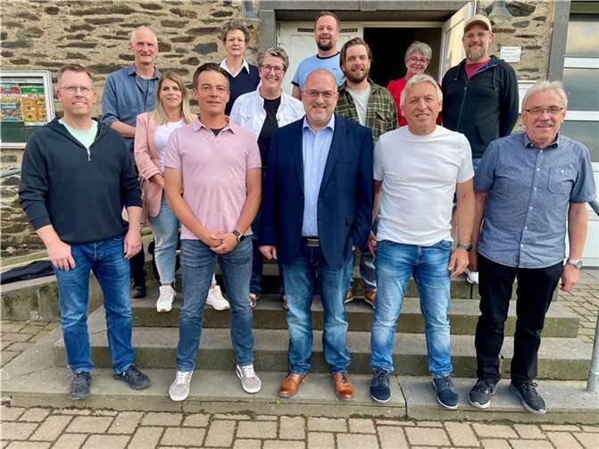 Der Gemeinderat: Vordere Reihe v.l. : Thorsten Valach, Daniel Gerner (Beigeordneter), Marcus Welling (Ortsbürgermeister), Karl-Heinz Hoffmann (Erster Beigeordneter), Manfred Gerner, mittlere Reihe v.l. : Nina Schnor, Andrea Schütz, Andreas Gerner, hintere Reihe v.l. : Ralf Schwarz, Birgit Klein, Michael Schmitz, Christine Bayer, Dirk Becker. Foto: privat