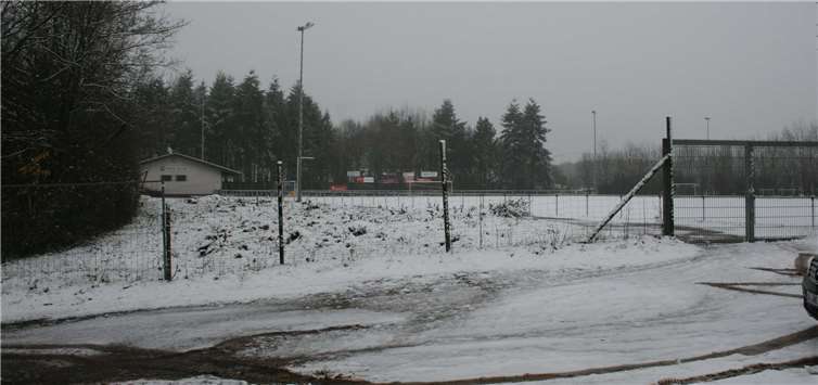Zaunanlage am Sportplatz wird erneuert Der Gemeinderat vergab den Auftrag zur Zaunerneuerung am Sportplatz in Waldorf.WER