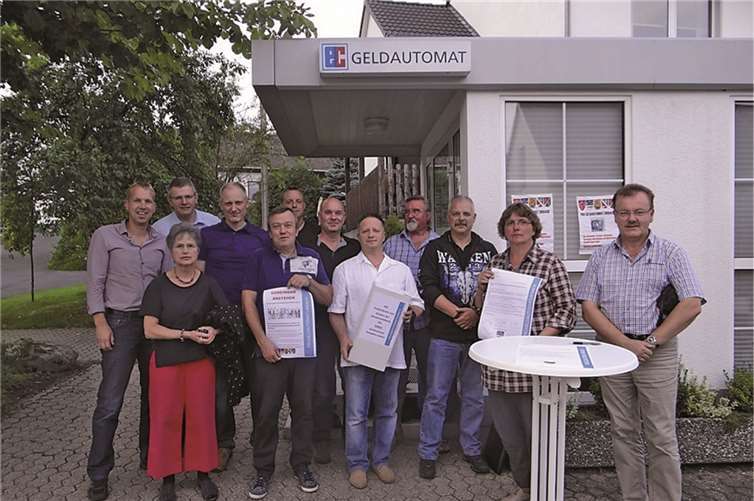 Der Gemeinderat vor dem Geldautomaten.privat