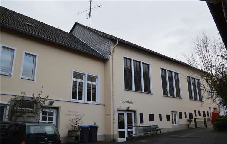 Der Gemeindesaal und der Jugendkeller sollen den Oberwinterer Bürgern auch künftig erhalten bleiben. Auch die Mietverhältnisse im links davon befindlichen Haupthaus bleiben bestehen. AB