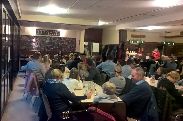 Der Gemeindesaal war mit vielen Gästen gefüllt, die alle gespannt auf das Konzert warteten. Privat