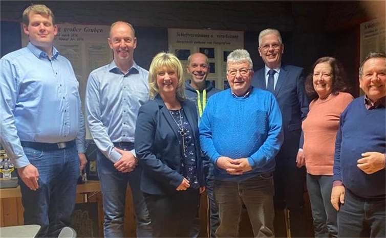 Der Gemeindeverbandsvorsitzende Sebastian Weber (links) freut sich mit dem neuen Vorsitzenden Dirk Lescher (2. v. links) und der Kreisvorsitzenden Anke Beilstein (3. v. l.) über das neu gewählte CDU-Vorstandsteam.  Foto: privat